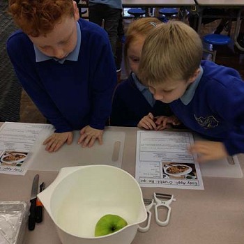 Children measuing the weight of an apple