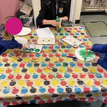 Plant yn y clwb Crefftau Nadolig yn peintio yn yr ystafell ddosbarth
