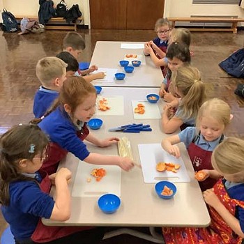 Plant yn gweithio gyda'i gilydd i ennill profiad ar fwyd