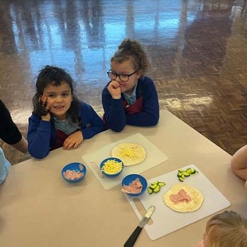 Plant yn mwynhau gwneud pitsas cartref yn y clwb coginio